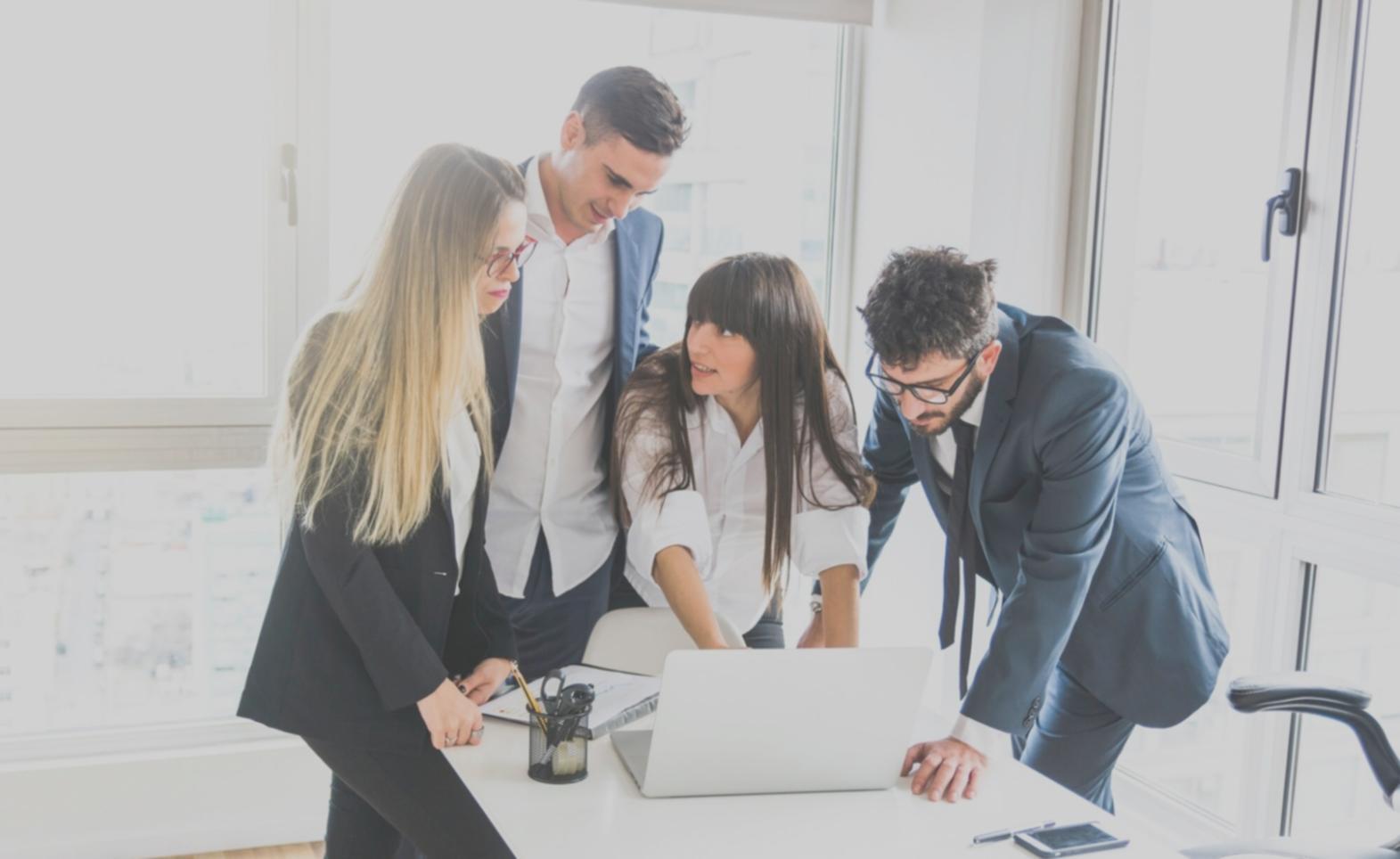 Equipo de Talentos Skolar colaborando en estrategias financieras